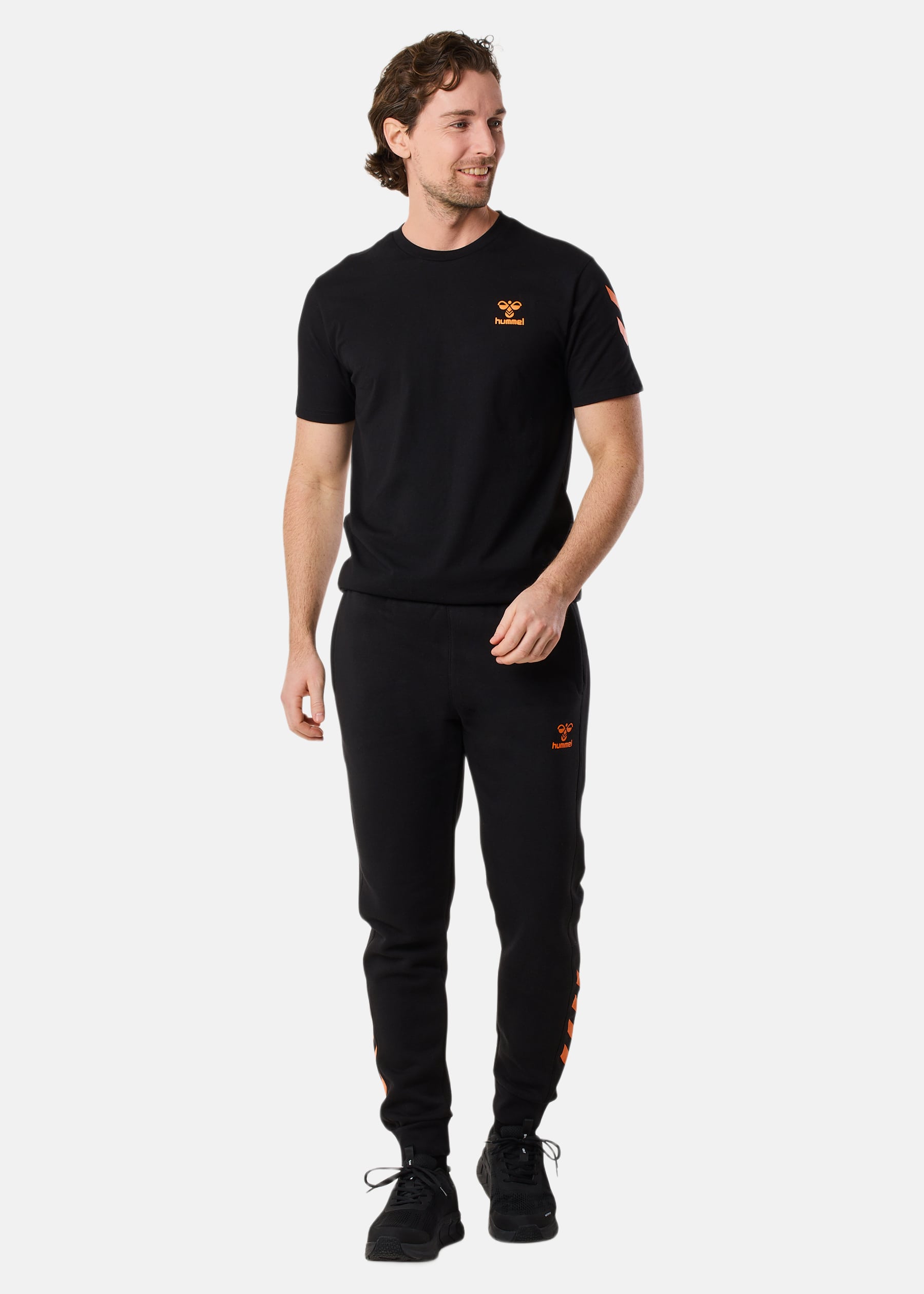 hmlFUTURE SWEAT PANTS |  - sv-se - herr - klader - byxor - tranings-mjukis-vindbyxor - sweatpants-mjukisbyxor | Padelspecialisterna