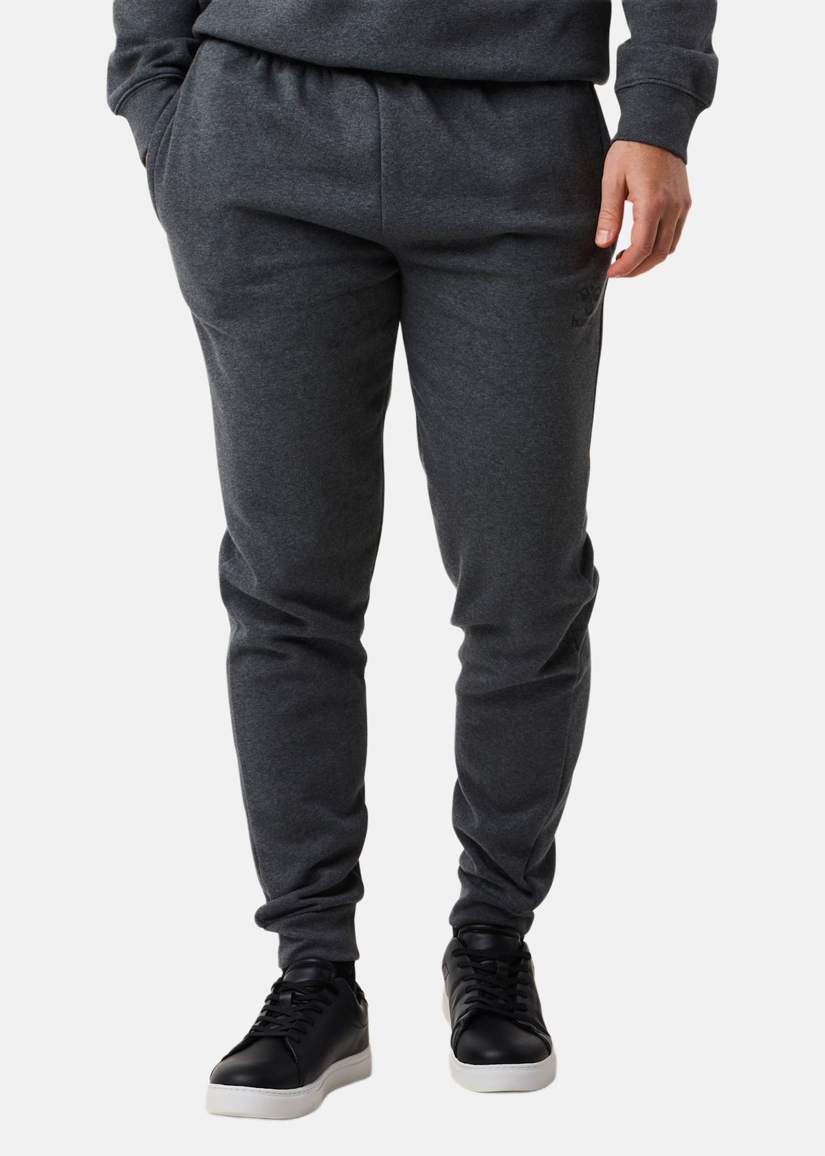 hmlBEE CLASSIC SWEAT PANTS |  - sv-se - herr - klader - byxor - tranings-mjukis-vindbyxor - sweatpants-mjukisbyxor | Padelspecialisterna