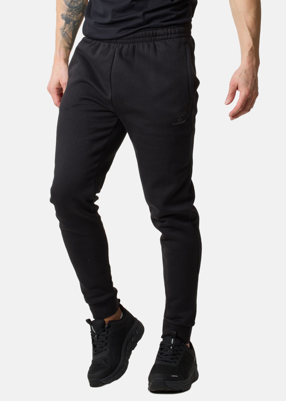 hmlBEE CLASSIC SWEAT PANTS |  - sv-se - herr - klader - byxor - tranings-mjukis-vindbyxor - sweatpants-mjukisbyxor | Padelspecialisterna