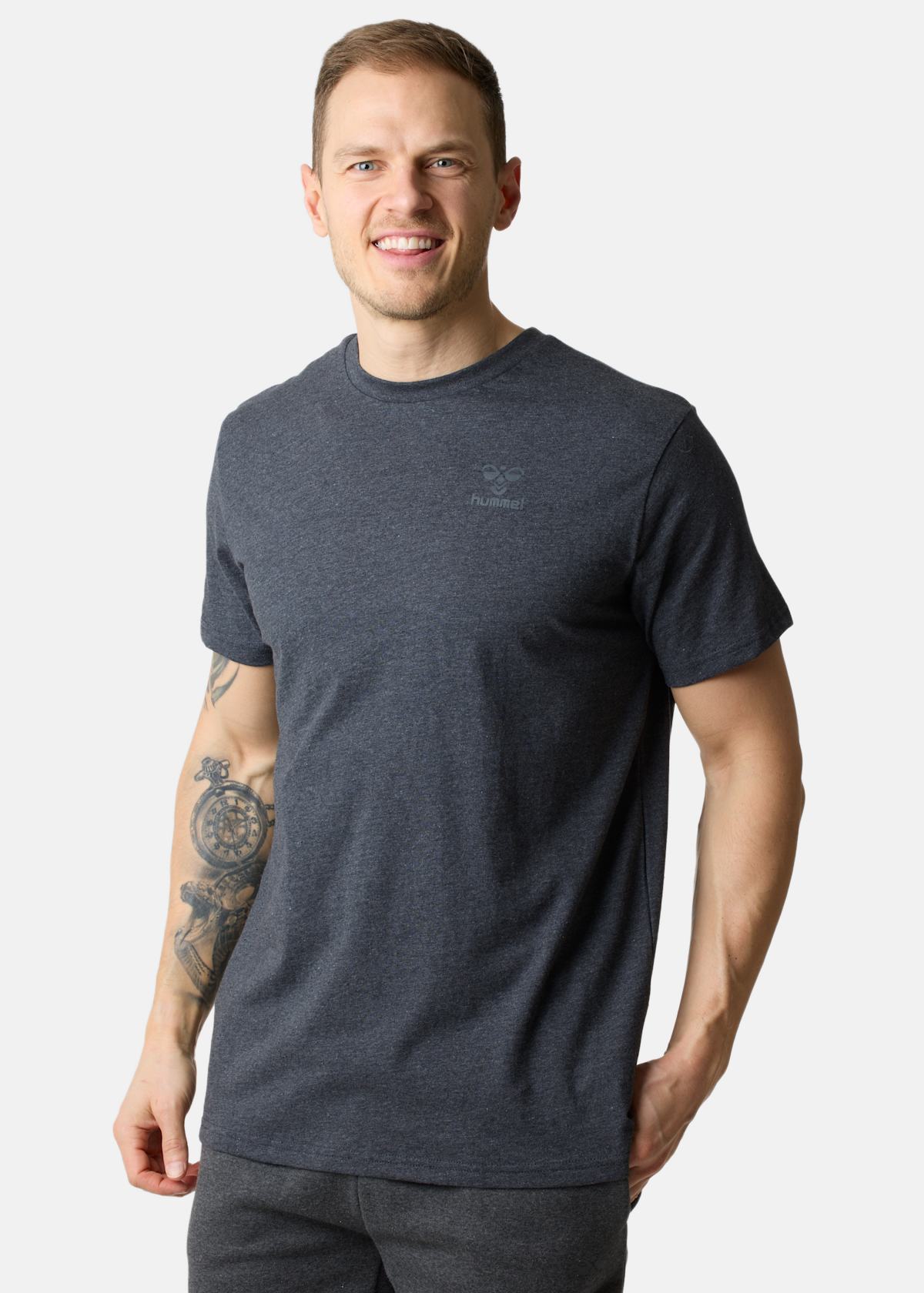 hmlBEE CLASSIC T-SHIRT S/S |  - sv-se - herr - klader - t-shirts-linnen - t-shirt-vardag-sport - kortarmad-t-shirt-vardag-sport | Padelspecialisterna