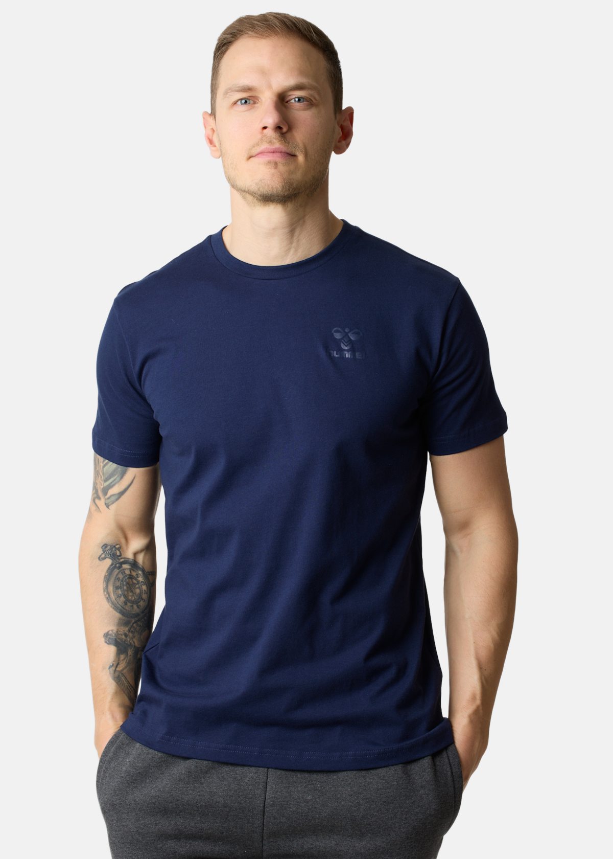 hmlBEE CLASSIC T-SHIRT S/S |  - sv-se - herr - klader - t-shirts-linnen - t-shirt-vardag-sport - kortarmad-t-shirt-vardag-sport | Padelspecialisterna