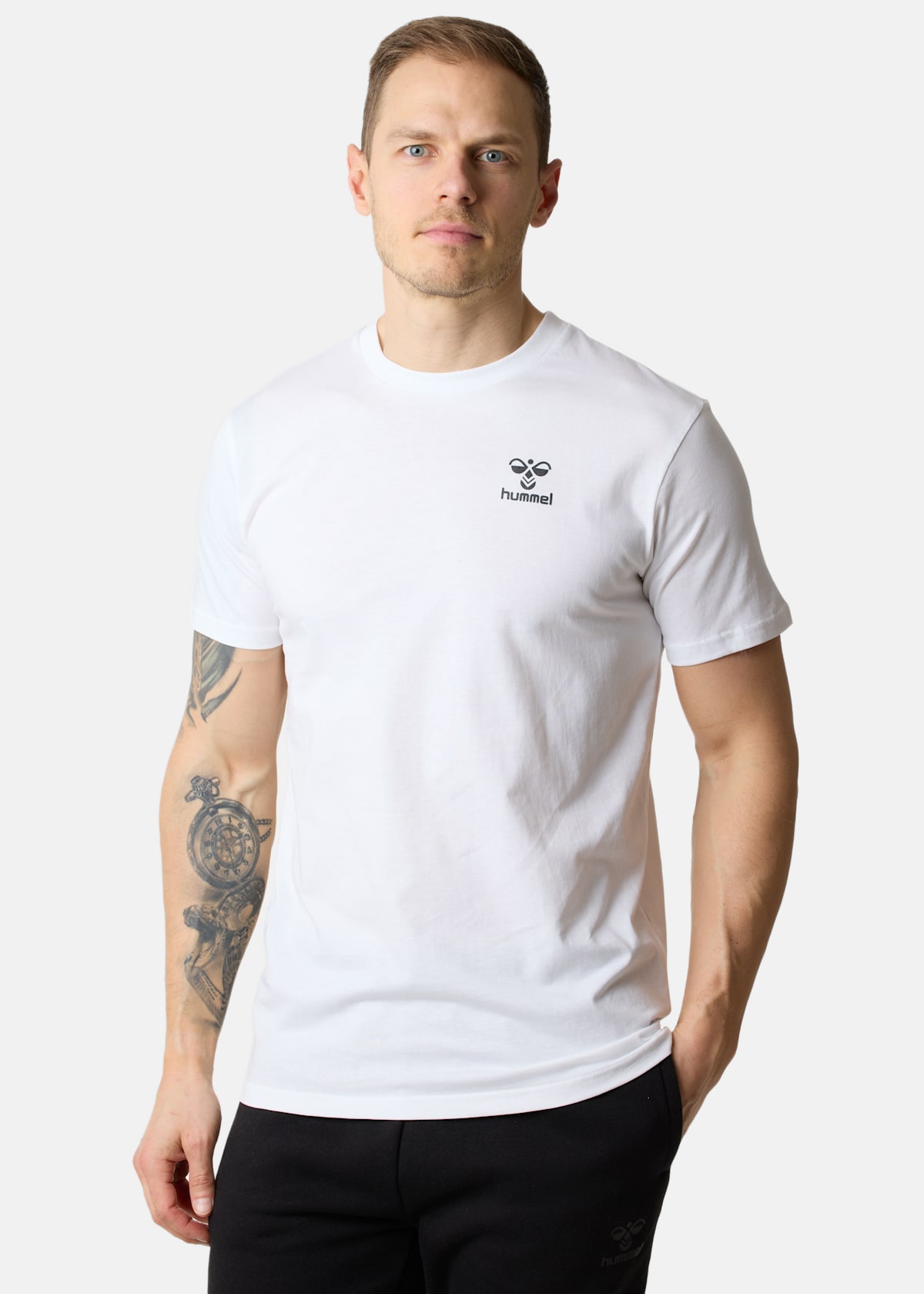 hmlBEE CLASSIC T-SHIRT S/S |  - sv-se - herr - klader - t-shirts-linnen - t-shirt-vardag-sport - kortarmad-t-shirt-vardag-sport | Padelspecialisterna