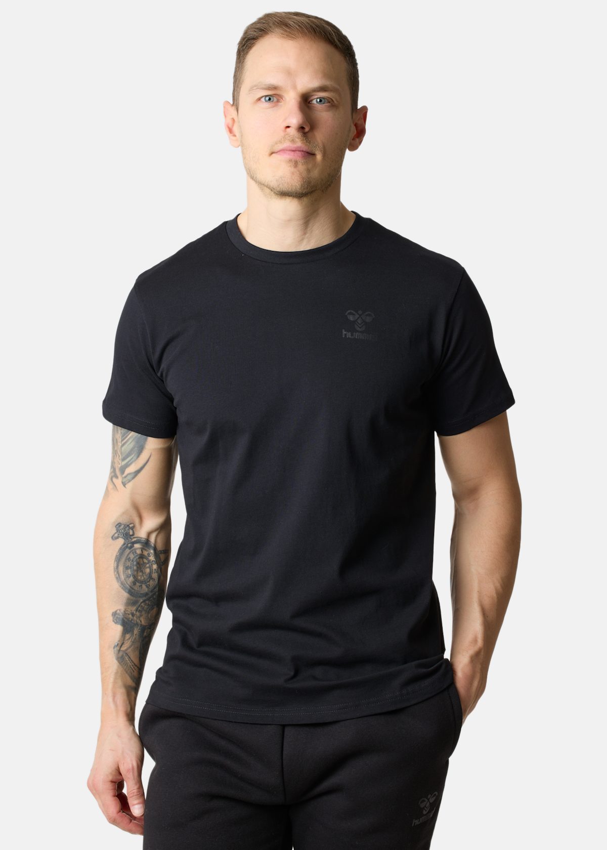 hmlBEE CLASSIC T-SHIRT S/S |  - sv-se - herr - klader - t-shirts-linnen - t-shirt-vardag-sport - kortarmad-t-shirt-vardag-sport | Padelspecialisterna