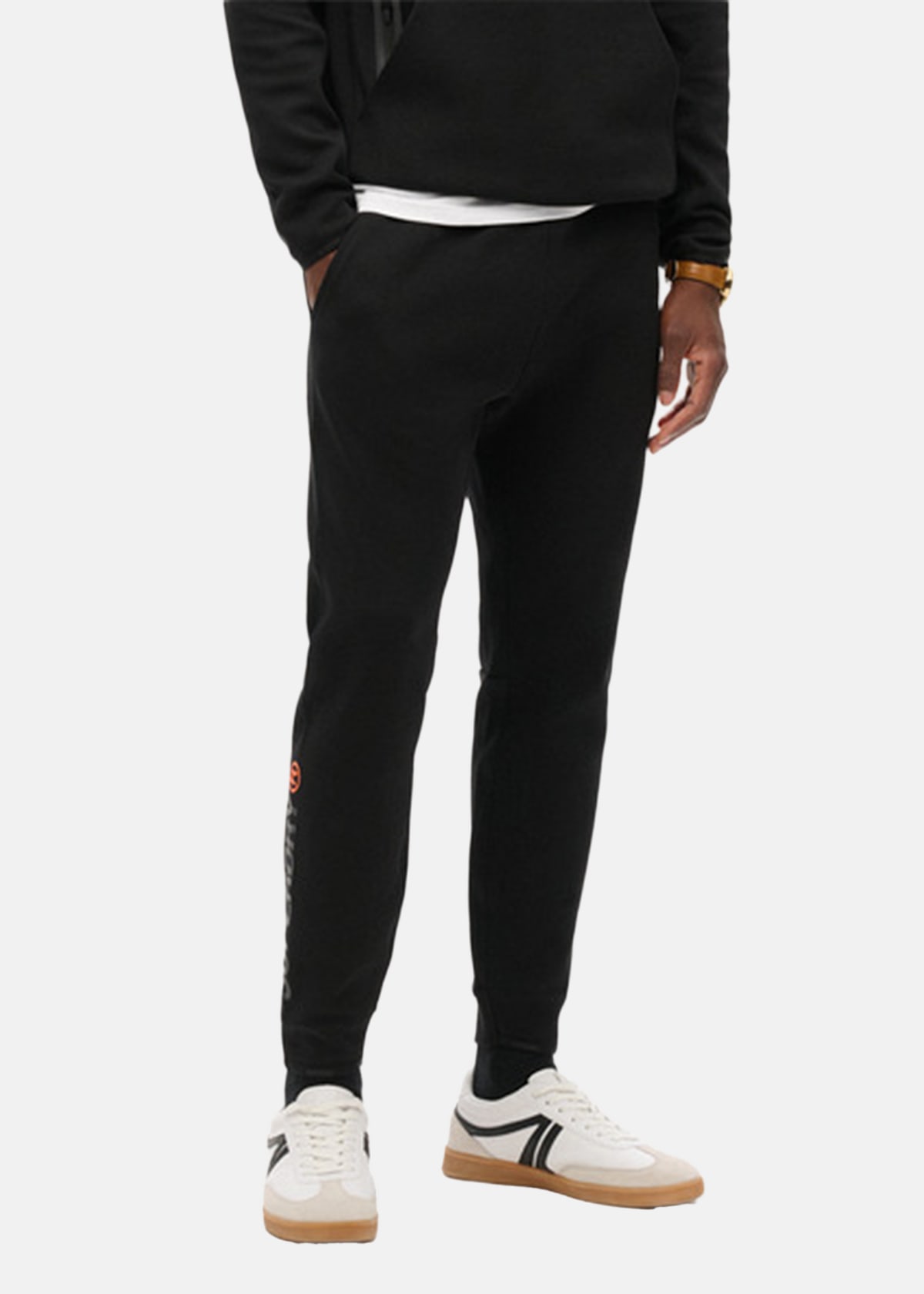 TECH LOGO TAPERED JOGGER |  - sv-se - herr - klader - byxor - tranings-mjukis-vindbyxor - sweatpants-mjukisbyxor | Padelspecialisterna