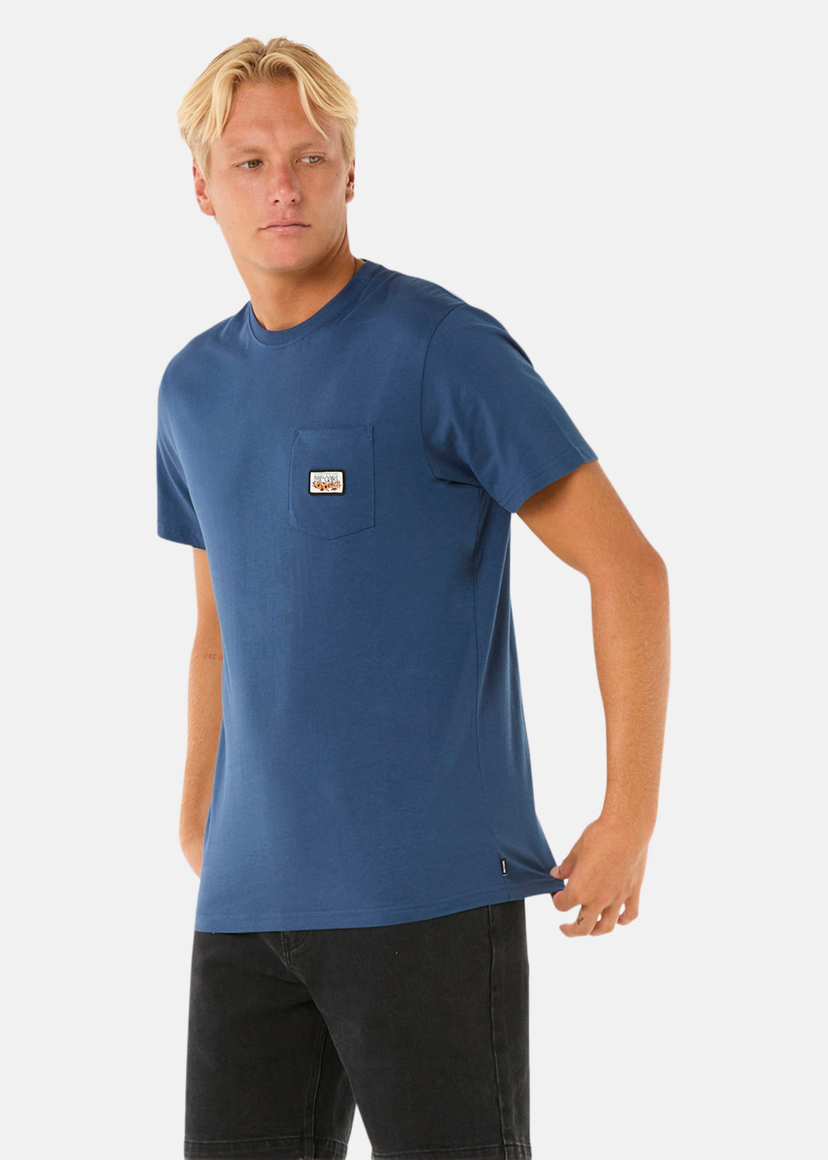 SURF PARADISE BADGE TEE UPDATE |  - sv-se - herr - klader - t-shirts-linnen - t-shirt-vardag-sport - kortarmad-t-shirt-vardag-sport | Padelspecialisterna