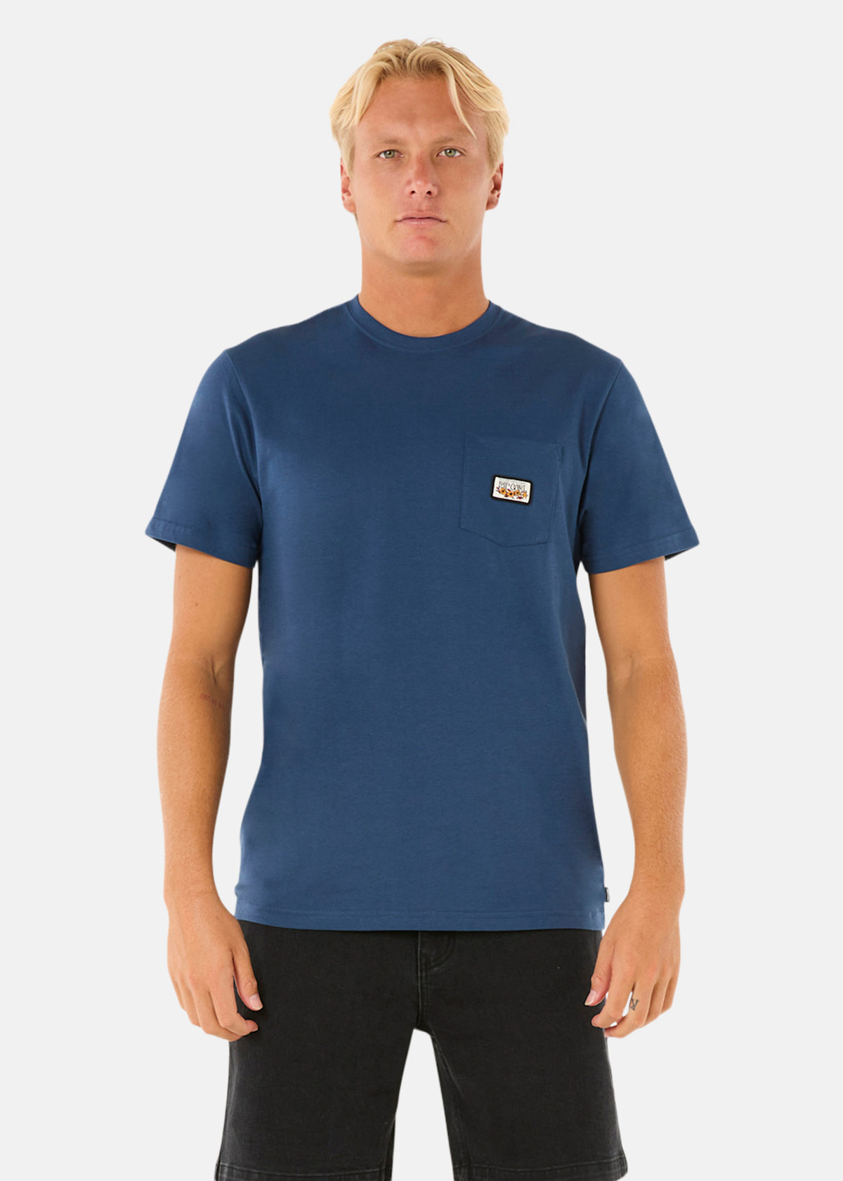 SURF PARADISE BADGE TEE UPDATE |  - sv-se - herr - klader - t-shirts-linnen - t-shirt-vardag-sport - kortarmad-t-shirt-vardag-sport | Padelspecialisterna