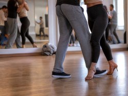 Kizomba zu schneller und langsamer Musik: Schritte dosieren