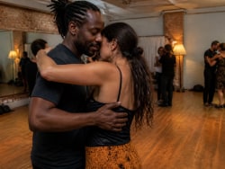 การนำและการตามใน Kizomba: ศิลปะแห่งการถ่ายน้ำหนัก