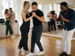 วิธีฟังจังหวะ Kizomba: เต้นให้ตรงบีทอยู่เสมอ