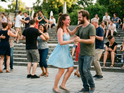 Westpark-এ Salsa: মিউনিখের প্রাণবন্ত আউটডোর কমিউনিটি