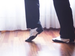 Schuhe tanztauglich machen: DIY-Tricks für Sneaker