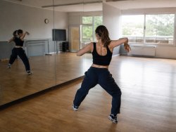 Streetdance stile lernen: Grundlagen für Popping, Locking und House