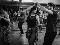 التأثير النفسي لـ Zumba: كيف تقوينا المجموعة ذهنيًا