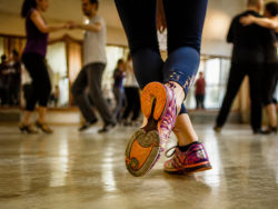 Zumba-র জন্য জুতোকে নাচের উপযোগী করা: DIY নির্দেশিকা