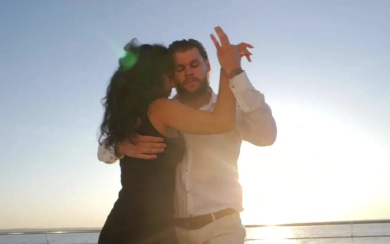 Paar tanzt Bachata in enger Tanzhaltung