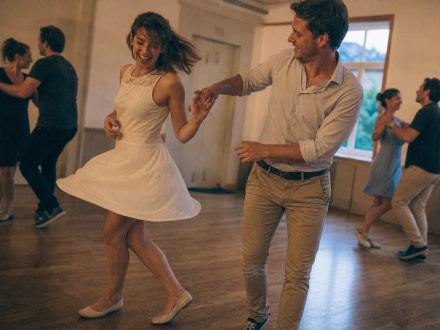Dancing Discofox: The ultimate guide to the most popular partner dance