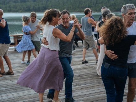 社交ダンスとソーシャルダンス：それぞれの世界を比較