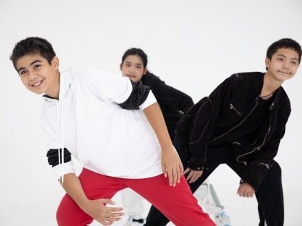 تعلم رقص K-Pop: دليلك لإتقان رقصات الكوفر