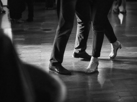 Kizomba Fußtechnik: Wie Abrollen die enge Umarmung trägt