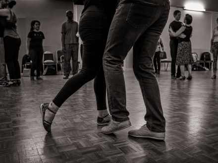 เรียนรู้ท่าเต้น Kizomba: เริ่มต้นง่ายๆ สำหรับมือใหม่