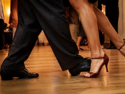 Milonga Etiquette: So bewegst du dich sicher auf dem Tango-Parkett