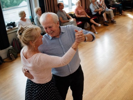Seniorentanz für die Gesundheit: Schwungvoll und gelenkschonend aktiv