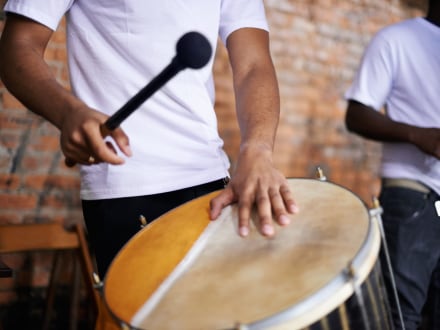 Trommer og strenge: Verdensmusikkens instrumenter i dans