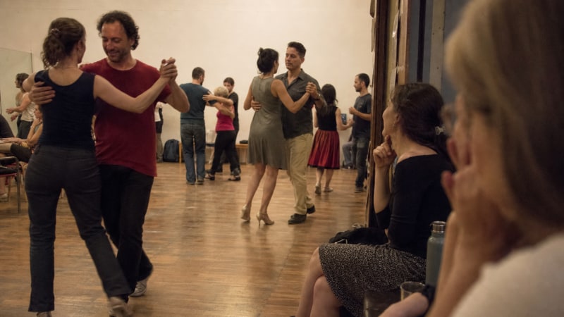 Enger Körperkontakt und volle Konzentration auf den Partner: Bachata und Kizomba leben von der feinen Verbindung im Tanz.