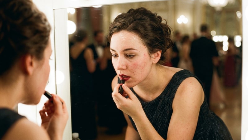 Die richtige Fixierung sorgt dafür, dass dein Make-up selbst bei schnellen Drehungen und warmem Scheinwerferlicht makellos bleibt.