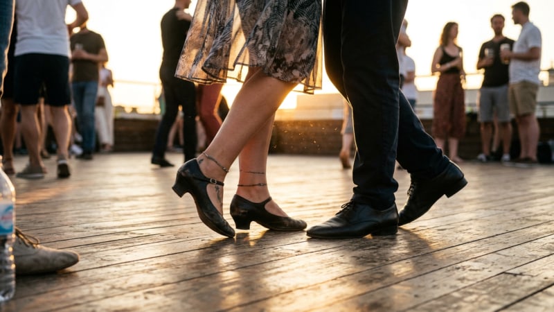 Hvis du beskytter dine fødder i tide og holder dem tørre, kan du danse smertefrit til den lyse morgen.