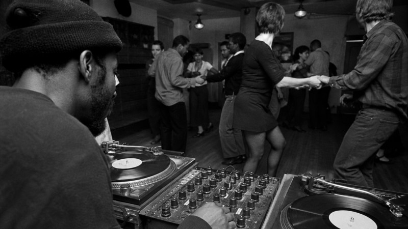 Der Moment des Freezes: Wenn der Körper genau auf dem harten Snareschlag des DJs einfriert, zeigt sich wahre Musikalität.