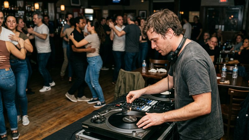 Ein DJ auf einem Festival mischt traditionelle angolanische Rhythmen mit modernen elektronischen Beats für die Tanzfläche.