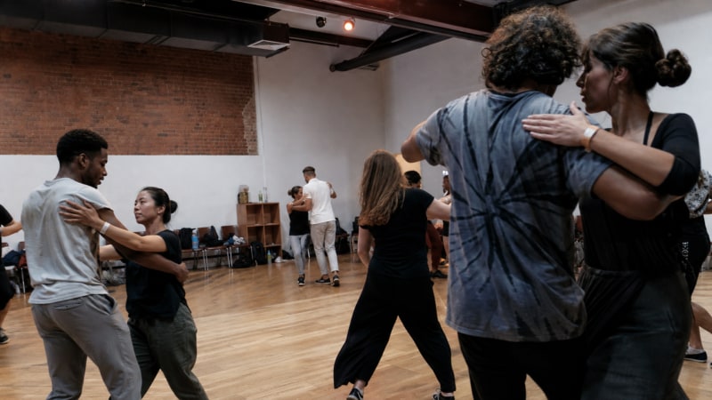 Focused training on the dance floor: only the right protective gear allows for pain-free repetitions and fluid rotations.