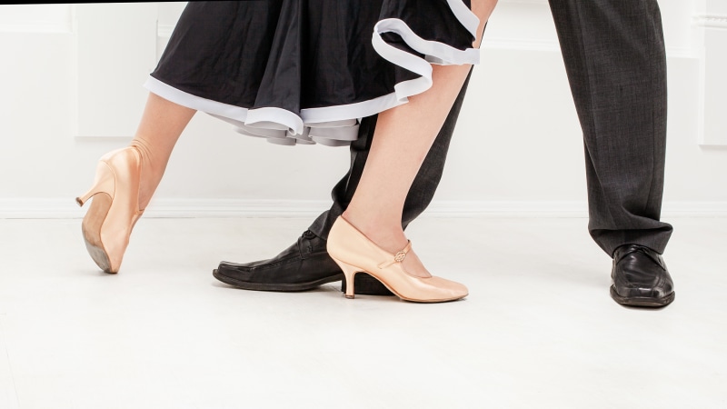 Füße und Schuhe eines männlichen und weiblichen Tanzpaares bei der Probe von Standard- und lateinamerikanischen Tänzen