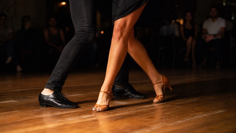 Anyone who understands the rhythmic structure of the instruments dances more relaxed and does not lose the beat, even with fast Salsa songs.