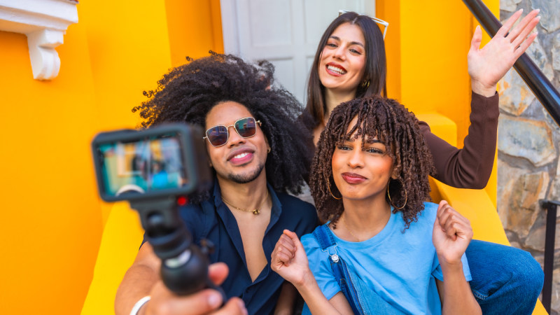 Content Creator beim Filmen eines Videoblogs mit einer Action-Kamera