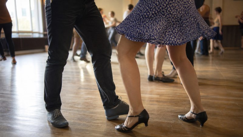 Der Fokus auf die Füße zeigt: Nur wer die Schrittgröße dem Tempo anpasst, behält auch bei extremen Frequenzen die perfekte Balance.