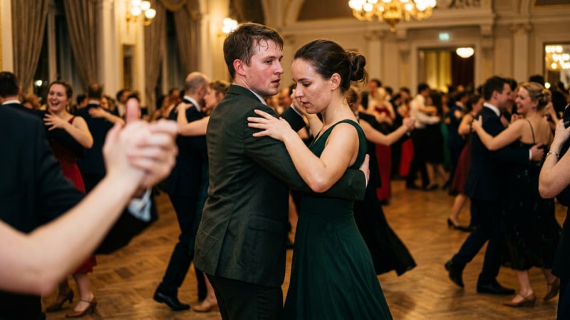 If you lift your gaze in time and keep an eye on the direction of the dance, you will glide through even the densest crowds without a collision.