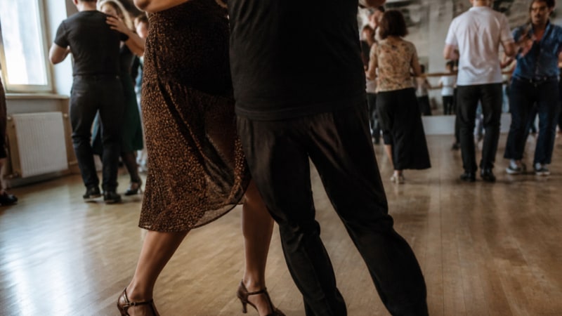 Das helle Schaben im Ohr: Wer auf die Güira hört, tanzt präzise im Bachata-Takt.