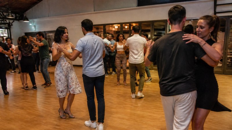 Die richtige Balance ist alles: Beim Heels Dance stabilisiert eine aktive Körpermitte jeden Schritt und sorgt für den stolzen, aufrechten Stand.