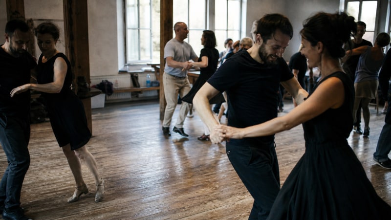 La bonne séquence de pas n'apporte pas seulement de la structure à la danse, elle active aussi de manière ciblée les muscles des mollets pour soutenir la circulation sanguine.