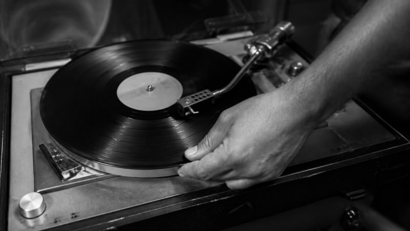 Die Erfindung des Loopings: Durch das wiederholte Abspielen der instrumentalen Breaks schufen die DJs in der Bronx das rhythmische Fundament für eine völlig neue Tanzkultur.
