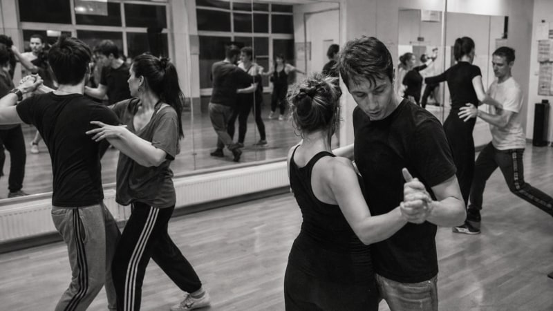 Gemeinsam im Takt: Das synchrone Training in der Gruppe schult das Auge für Abstände und stärkt das Rhythmusgefühl aller Tänzer.