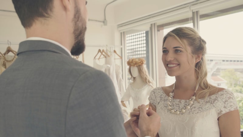 Braut und Bräutigam in Hochzeitskleidung bereiten die Zeremonie vor
