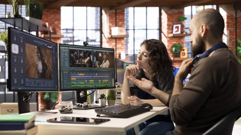 Kreatives Paar arbeitet gemeinsam an einer Videobearbeitungssoftware für die Filmproduktion