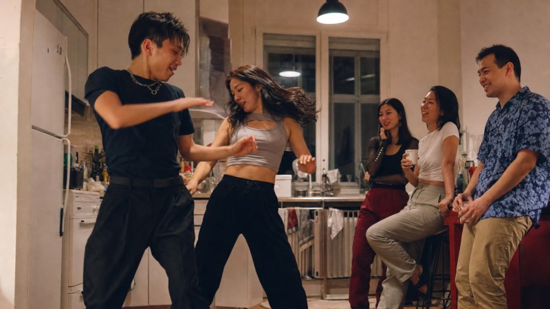 अकेले नहीं, साथ में: आधुनिक K-Pop सोशल इवेंट्स में डांस का आनंद और समुदाय सबसे महत्वपूर्ण है।