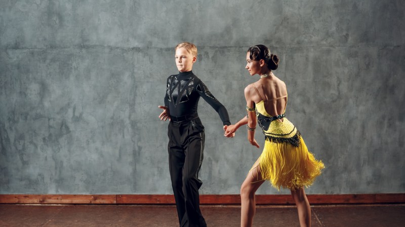 Ungt dansepar som danser cha-cha-cha