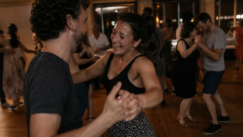 Un sourire au bon moment dissipe toute tension: ceux qui rient ensemble en dansant résolvent les malentendus avec facilité.