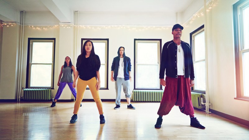 Eine Gruppe von Breakdancern bei einer Tanzprobe in einem Studio