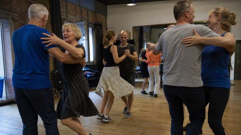En rang et au rythme commun: avec la Line Dance, tout le monde bouge de manière synchrone et partage le plaisir de danser, sans aucune pression de partenaire.